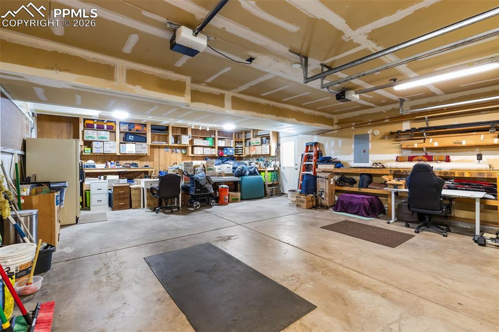 Image 39 of 45: Garage