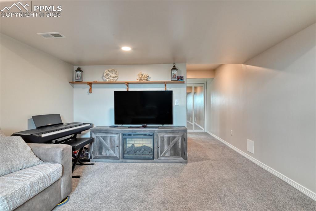 Image 19 of 42: Living Room