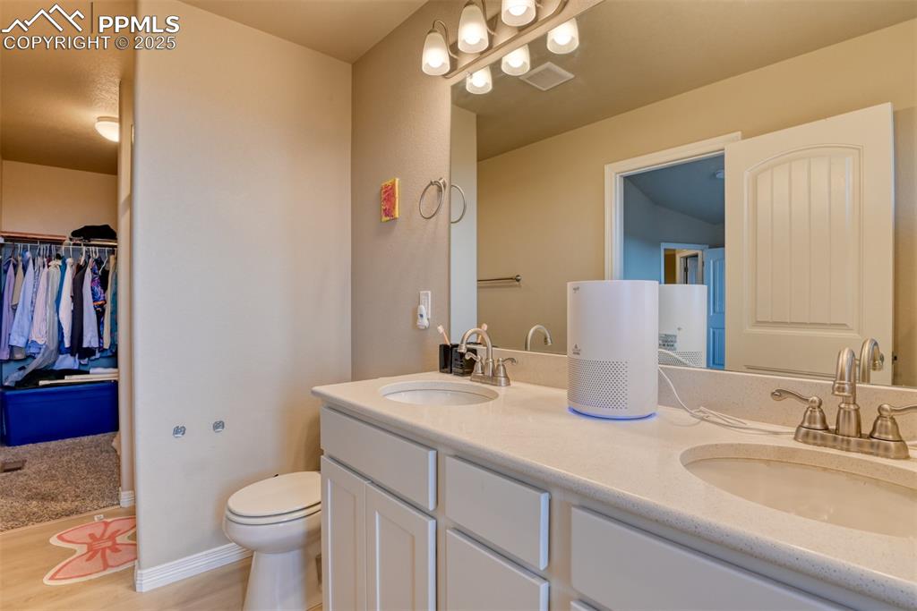 Image 38 of 42: Bathroom