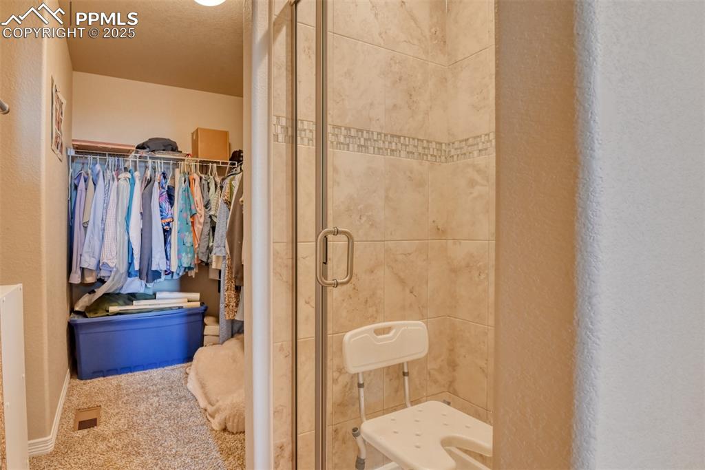 Image 39 of 42: Bathroom