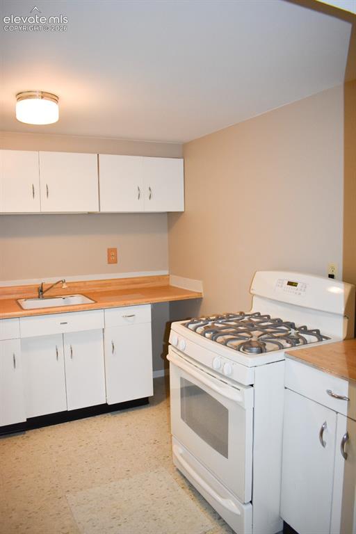 Image 19 of 27: Kitchen