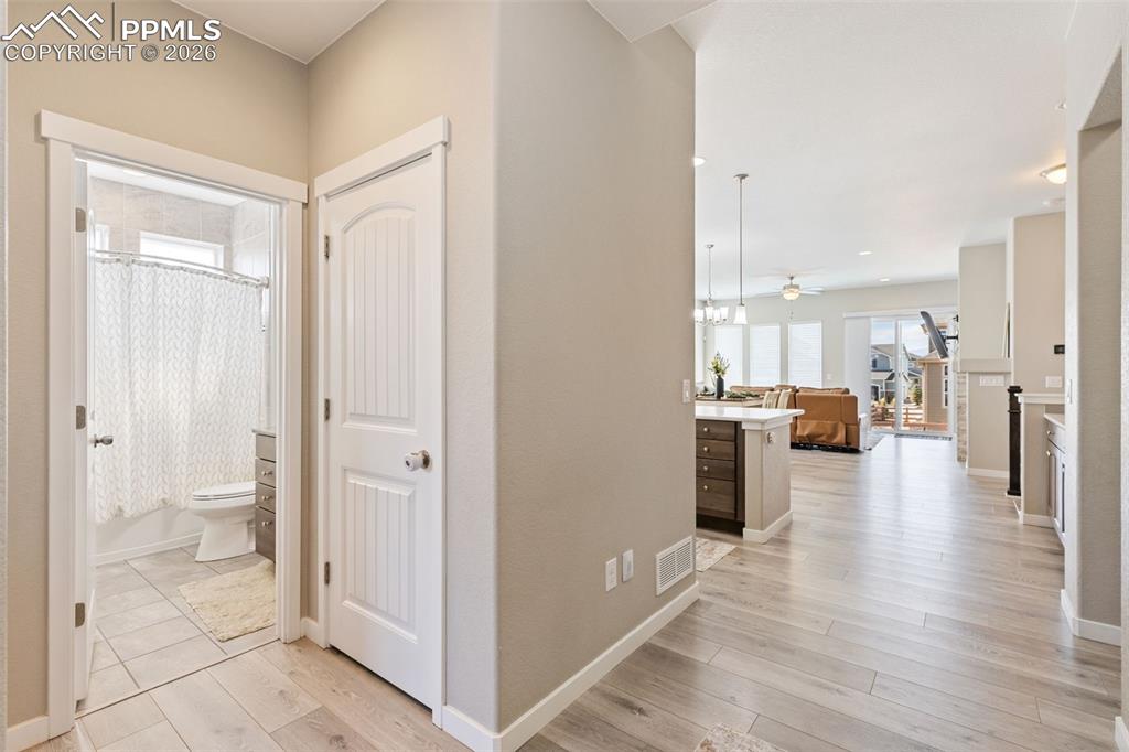 Image 20 of 46: Full bath on the main