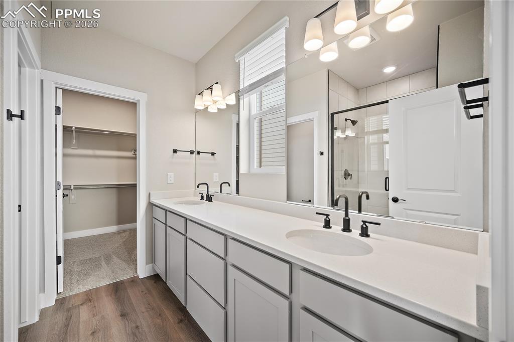 Image 22 of 35: Bathroom