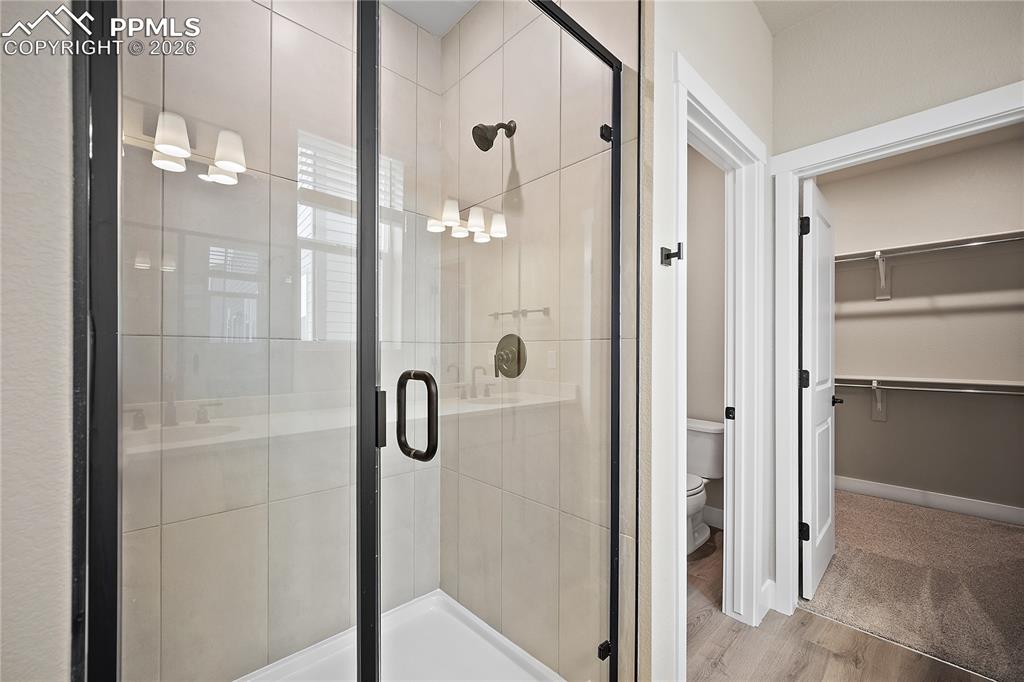 Image 23 of 35: Bathroom