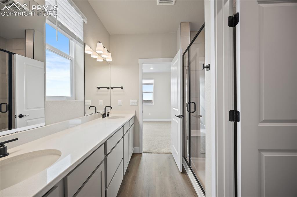 Image 24 of 35: Bathroom