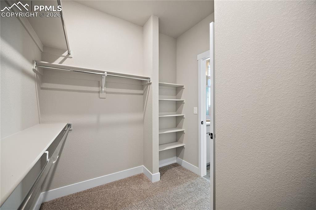 Image 25 of 35: Closet