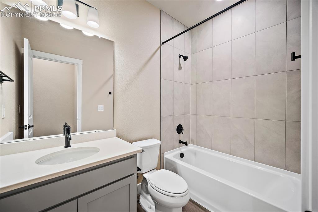 Image 29 of 35: Bathroom