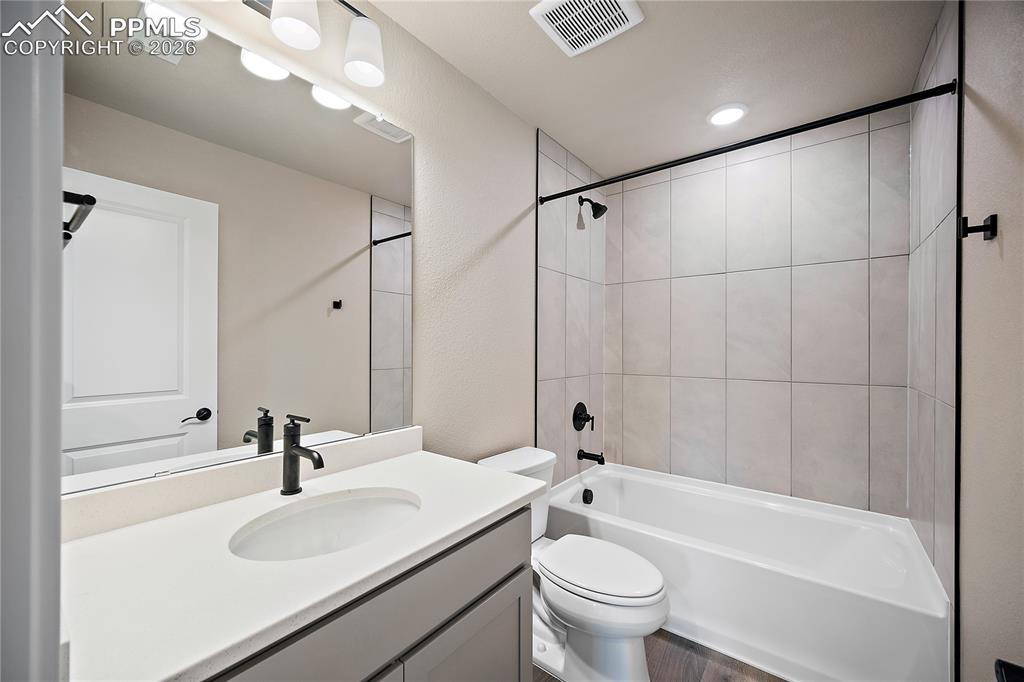 Image 33 of 35: Bathroom