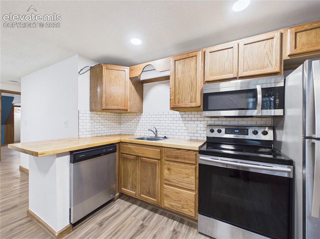 Image 10 of 41: Kitchen