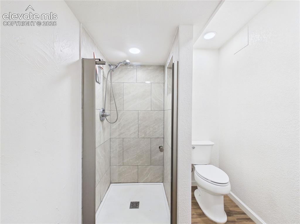 Image 17 of 41: Bathroom