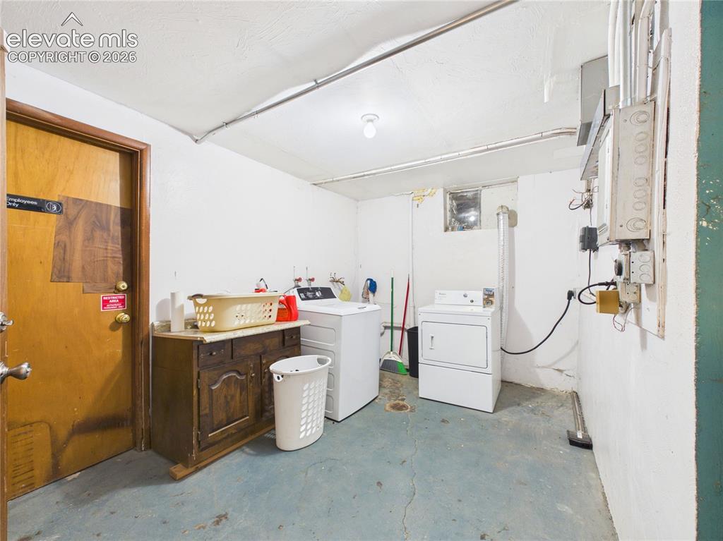 Image 19 of 41: Laundry
