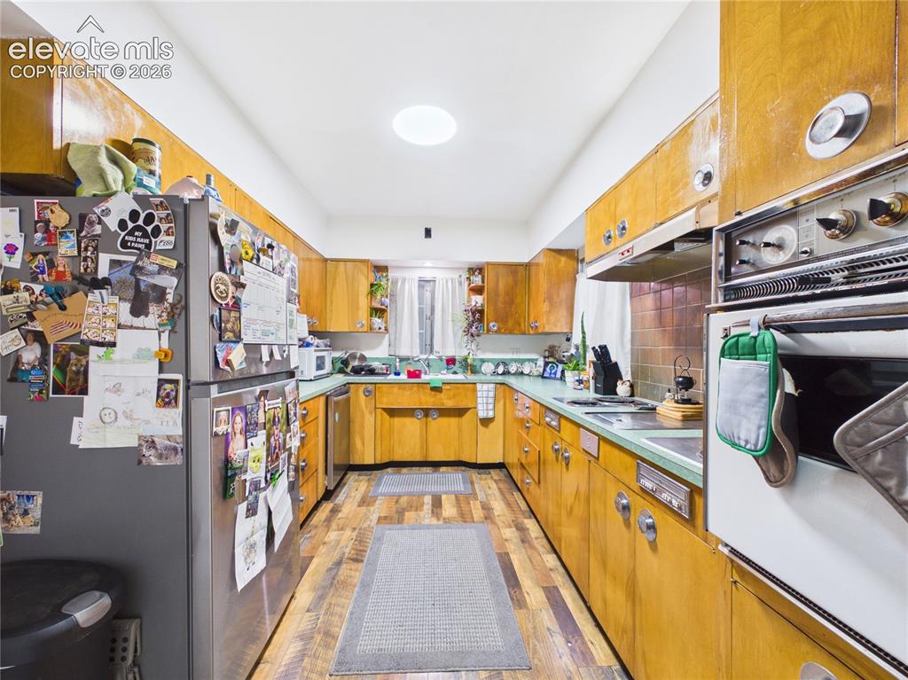 Image 21 of 41: Kitchen