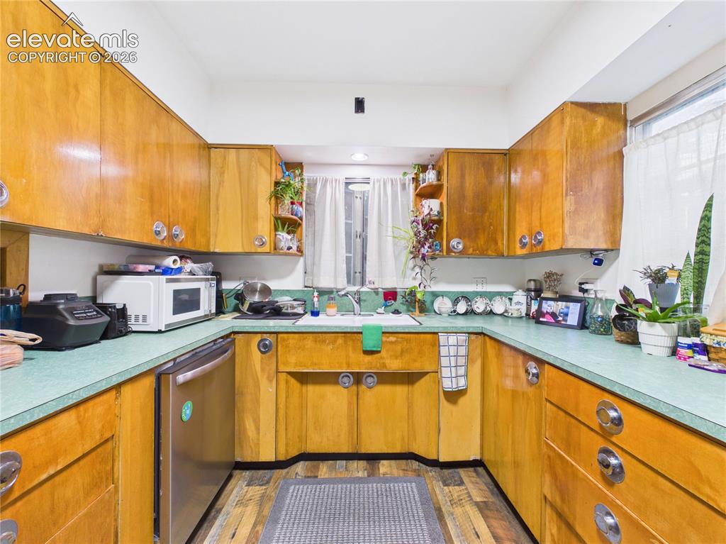 Image 25 of 41: Kitchen