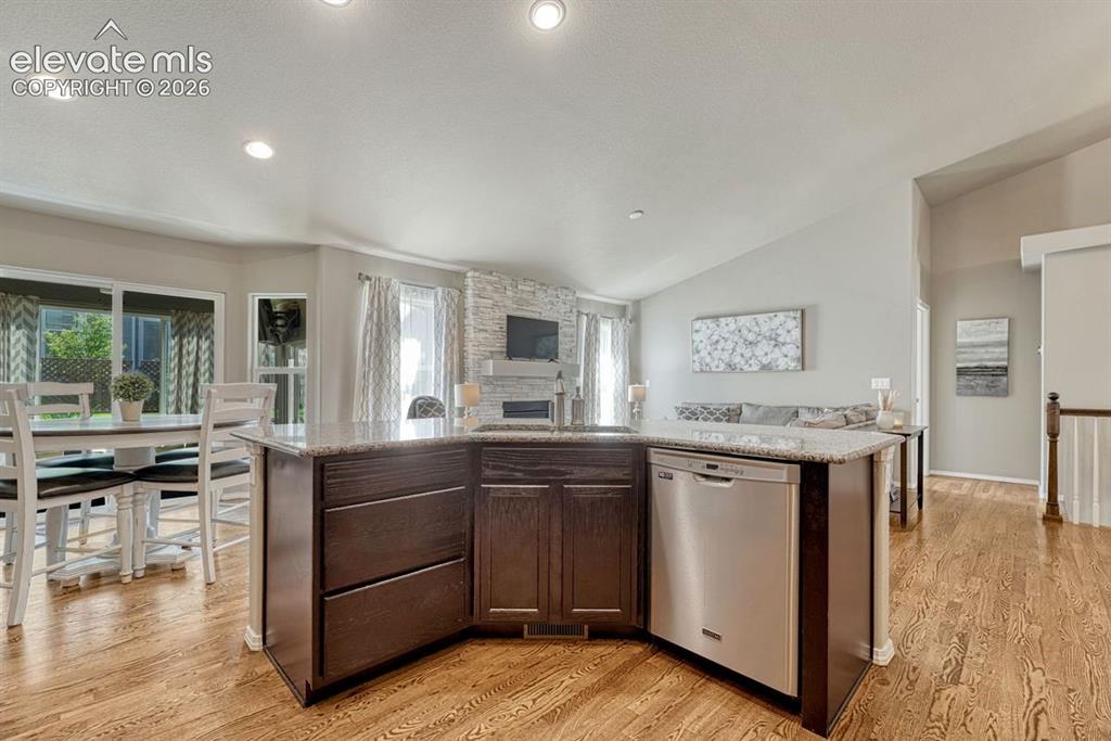 Image 15 of 50: Kitchen