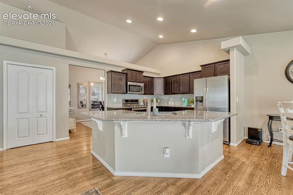 Image 16 of 50: Kitchen