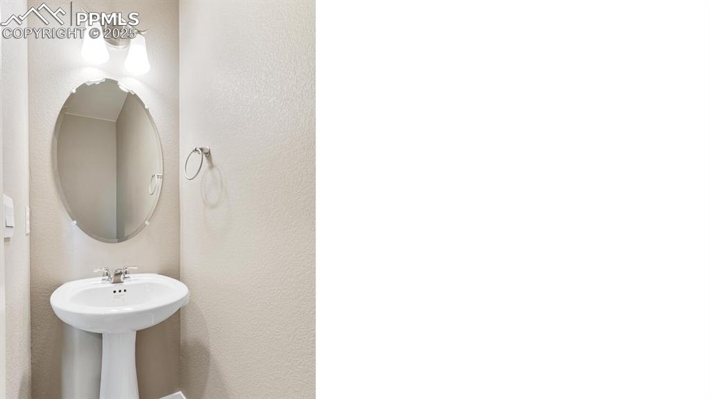 Image 12 of 25: Bathroom