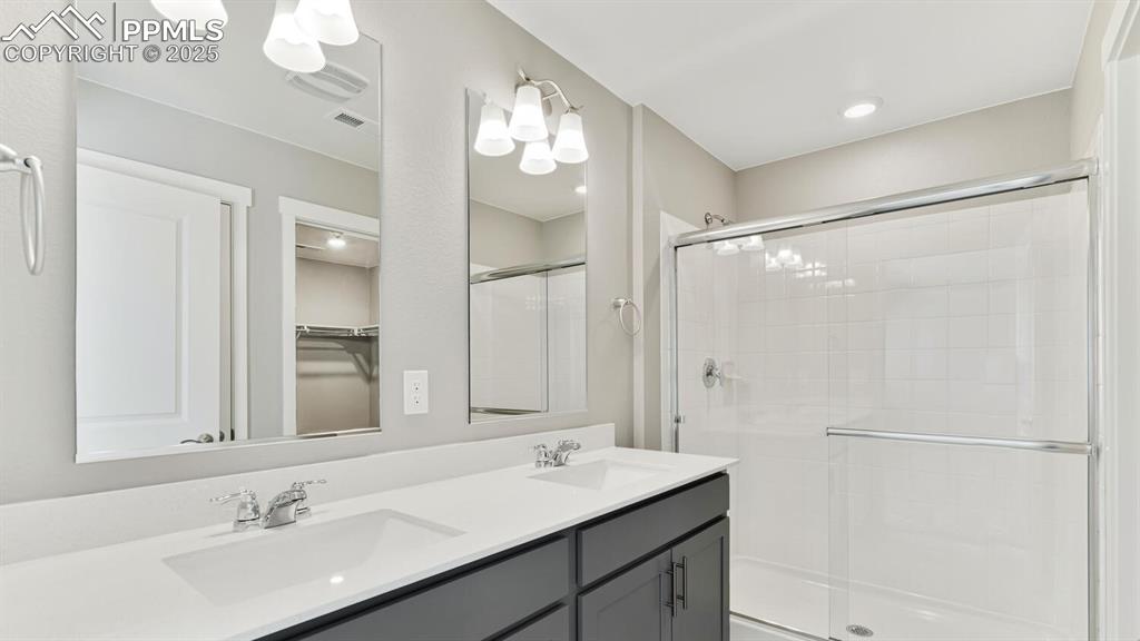 Image 17 of 25: Bathroom