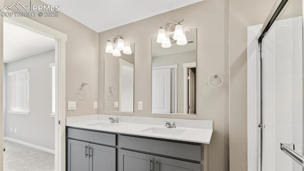 Image 18 of 25: Bathroom