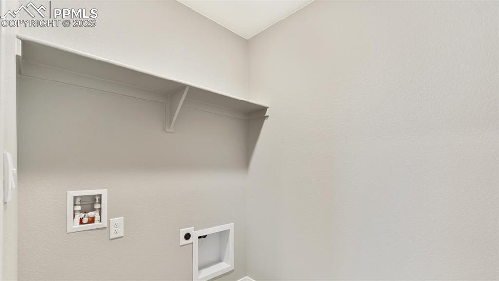 Image 23 of 25: Laundry