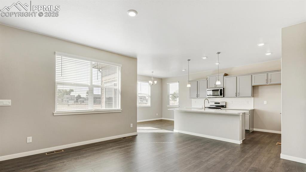 Image 3 of 25: Kitchen