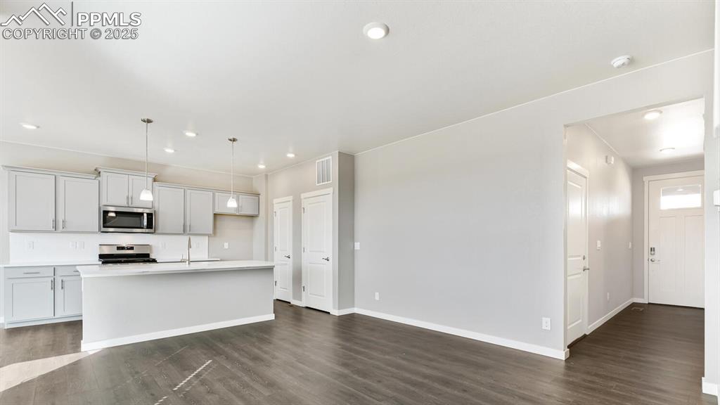 Image 4 of 25: Kitchen