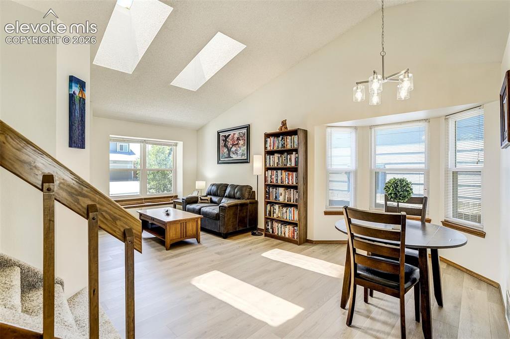 Image 10 of 50: Dining Area