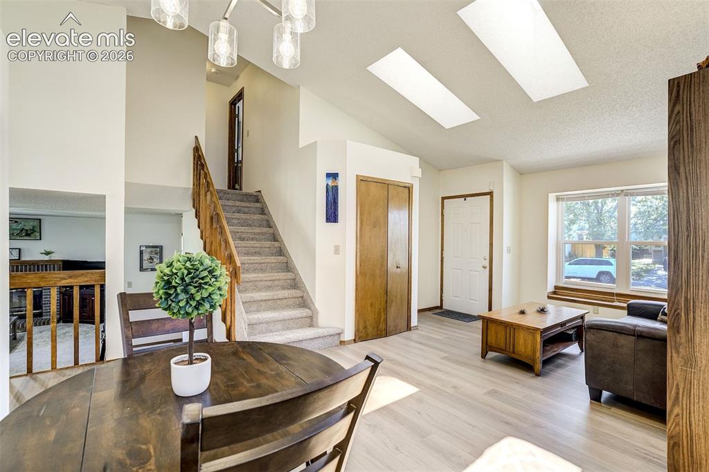 Image 11 of 50: Dining Area