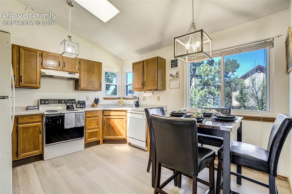 Image 12 of 50: Kitchen