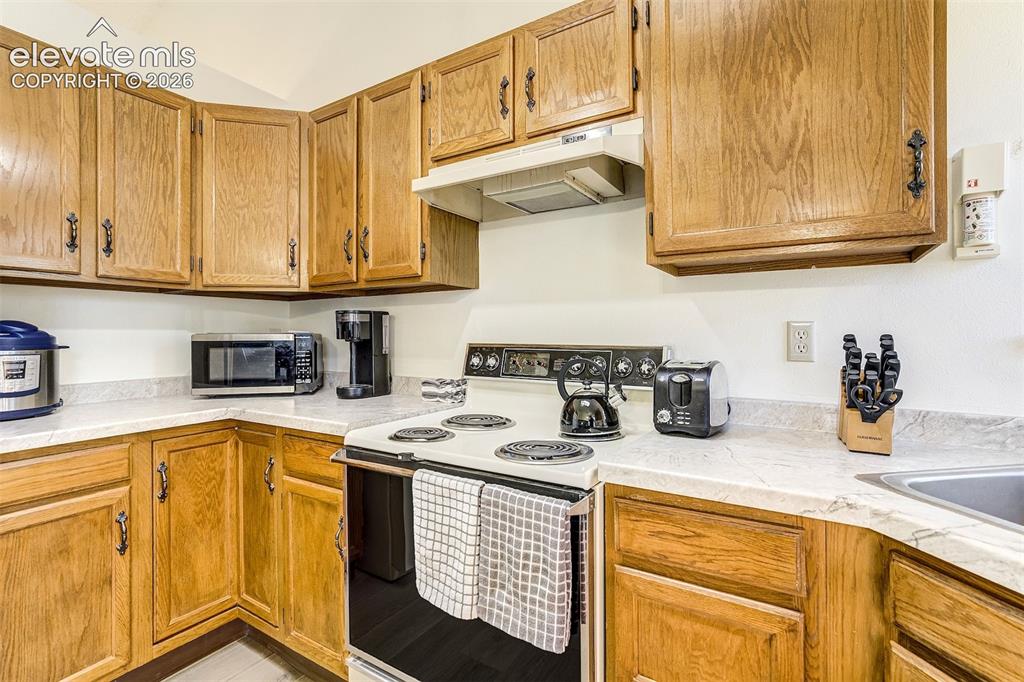Image 14 of 50: Kitchen