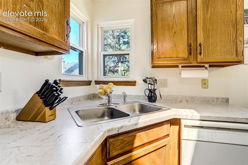 Image 15 of 50: Kitchen