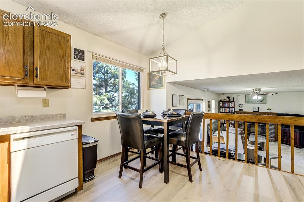 Image 16 of 50: Dining Area