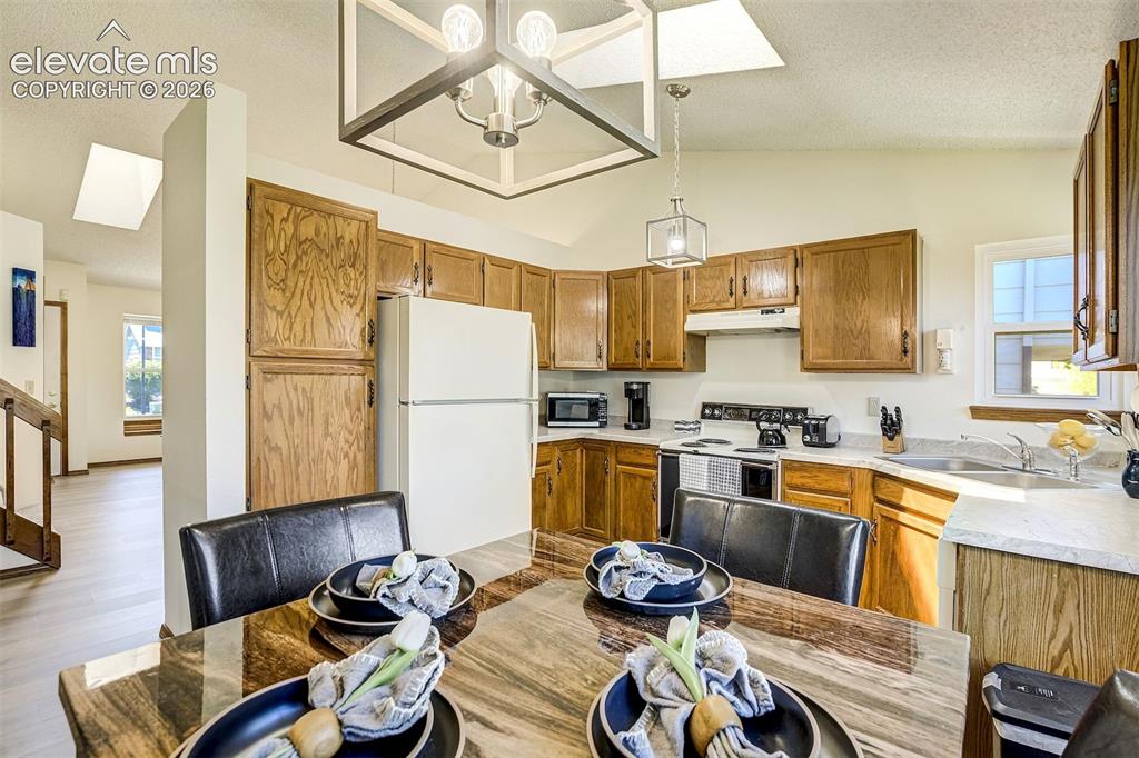 Image 19 of 50: Kitchen