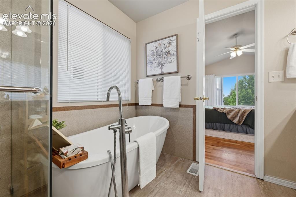 Image 16 of 39: Bathroom
