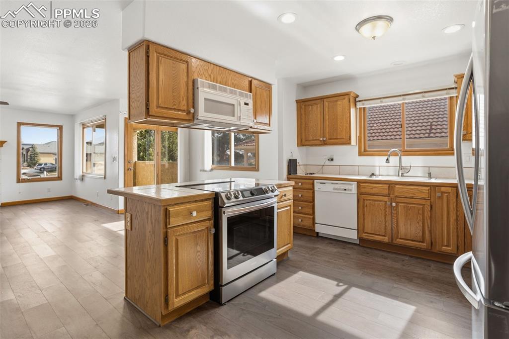 Image 12 of 37: Kitchen