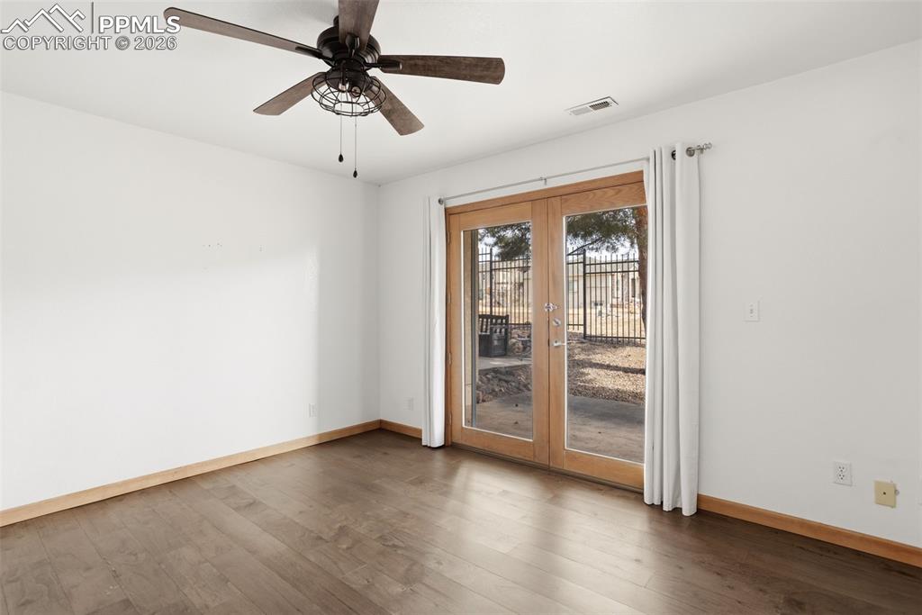 Image 31 of 37: Bedroom