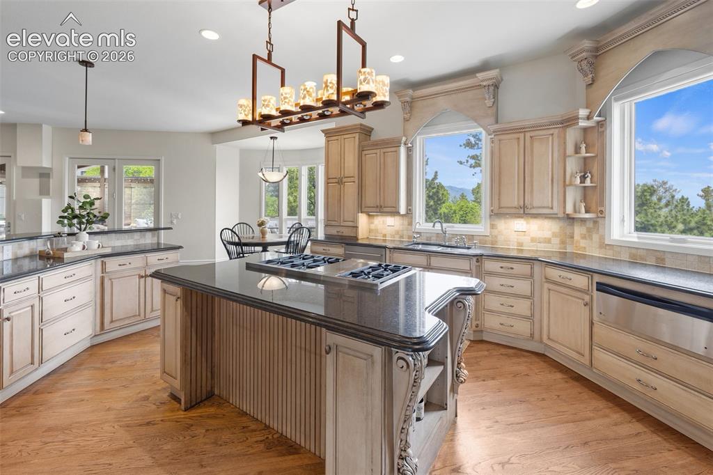 Image 10 of 50: Kitchen