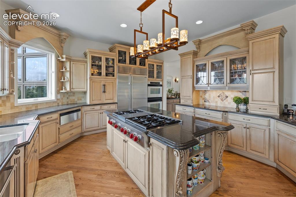 Image 11 of 50: Kitchen