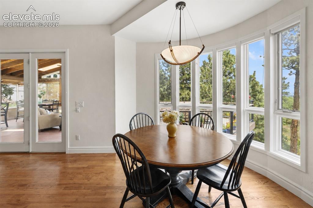 Image 12 of 50: Dining Area