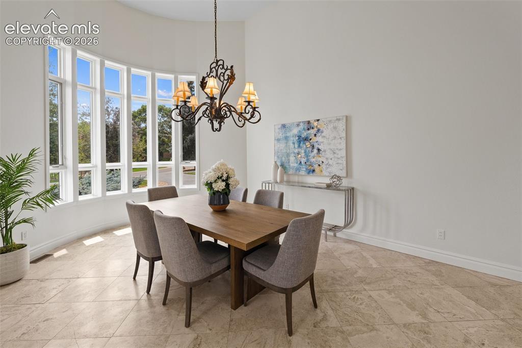 Image 8 of 50: Dining Area