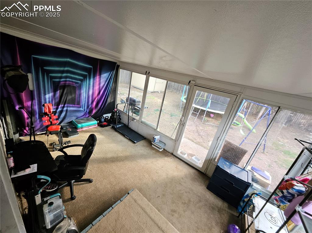 Image 18 of 23: View of sunroom / solarium