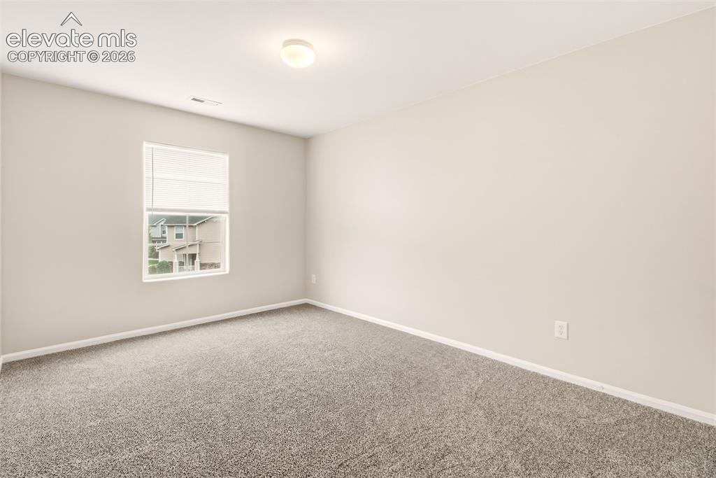 Image 18 of 24: Bedroom