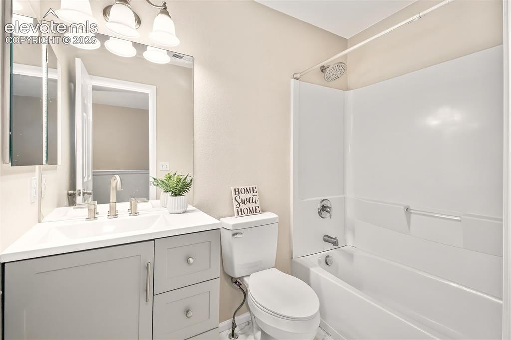 Image 22 of 24: Bathroom