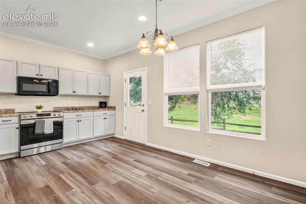 Image 9 of 24: Kitchen