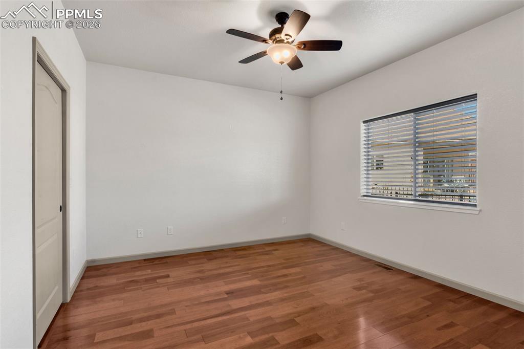 Image 17 of 41: Bedroom