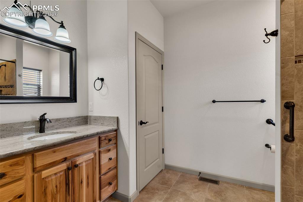 Image 19 of 41: Bathroom