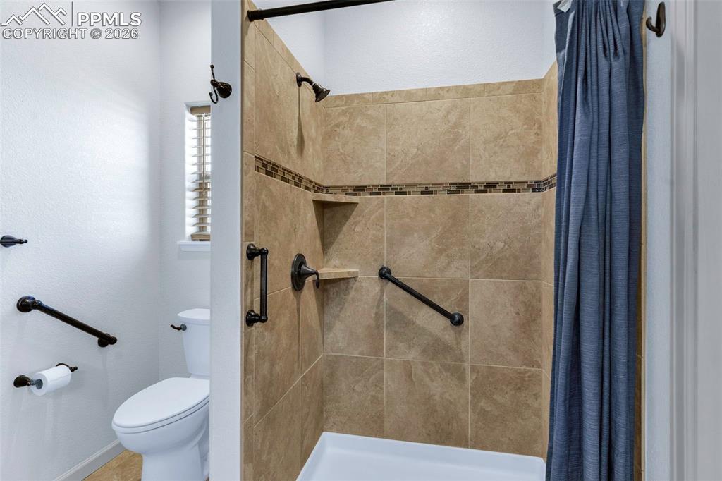 Image 20 of 41: Bathroom