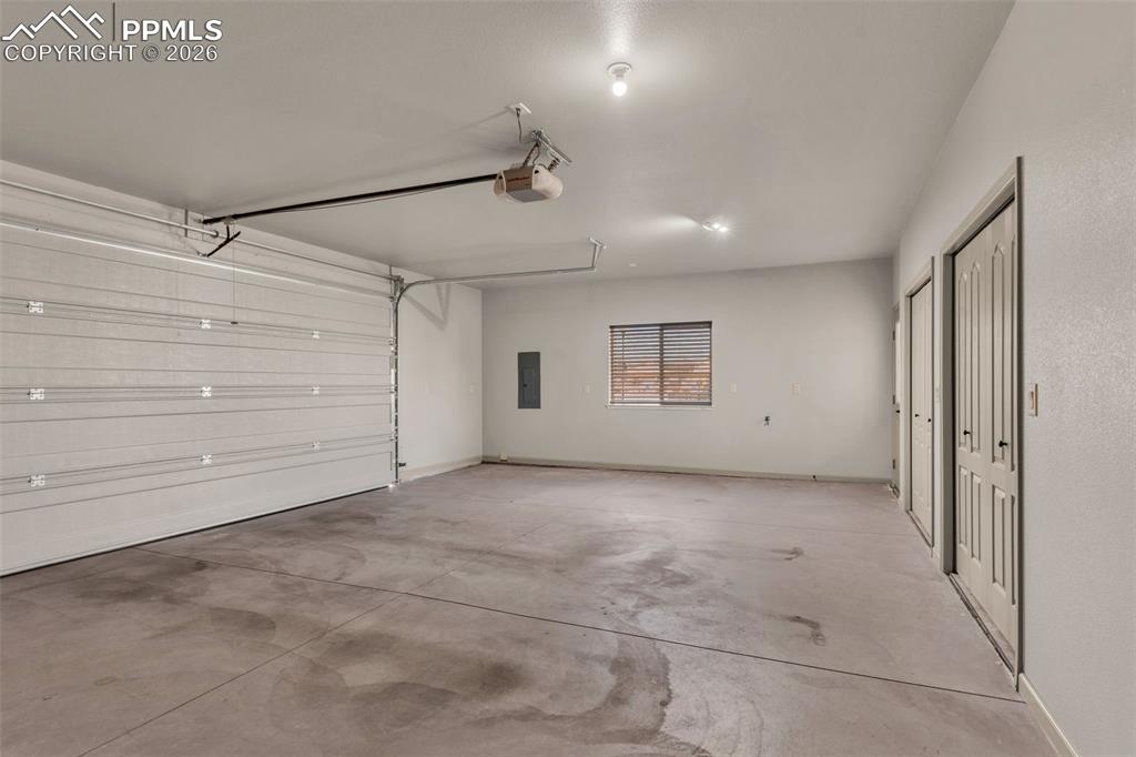 Image 27 of 41: Garage