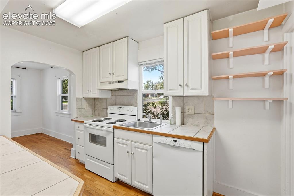 Image 11 of 50: Kitchen