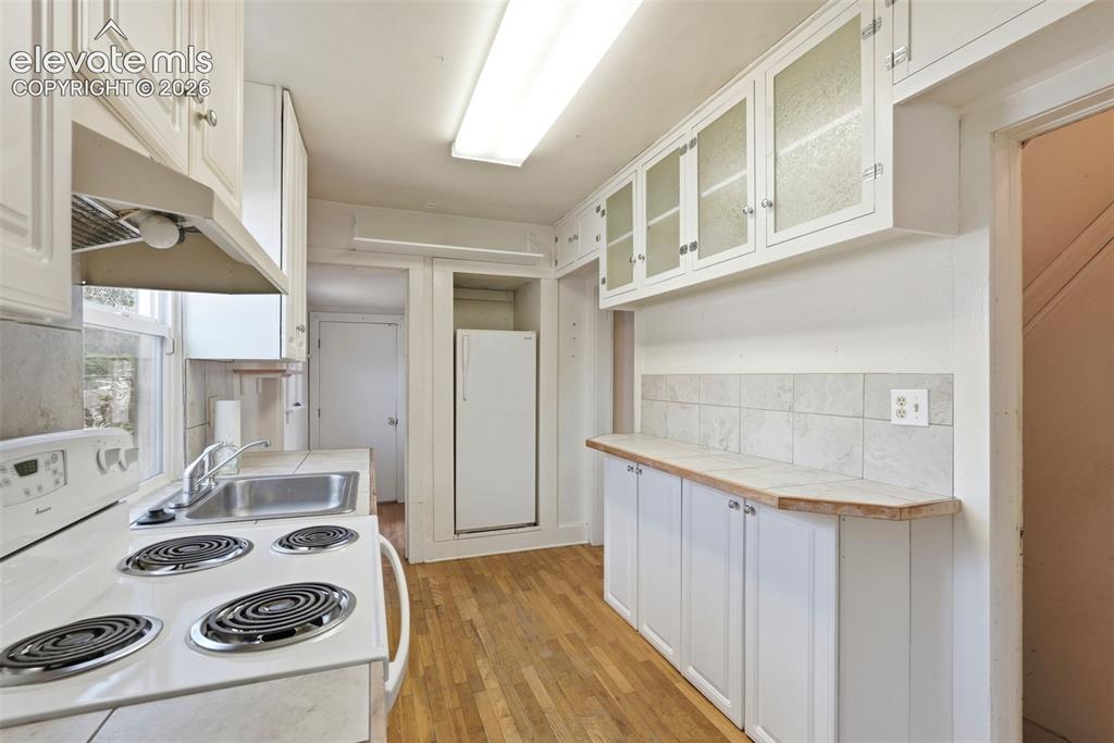 Image 12 of 50: Kitchen