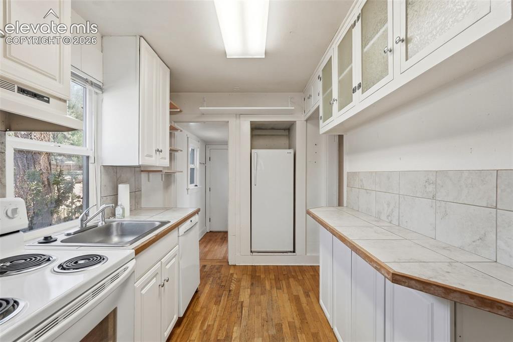 Image 13 of 50: Kitchen